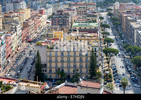 Vue aérienne de dessus à Naples le paysage urbain d'immeubles d'appartements & parking Campanie Italie Banque D'Images