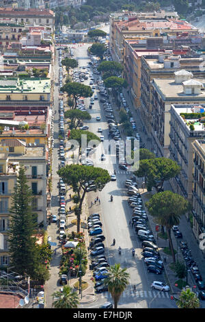 Rue de Naples à la longue ligne droite vers le bas sur une large route bordée d'arbres avec quatre lignes de voitures en stationnement Banque D'Images