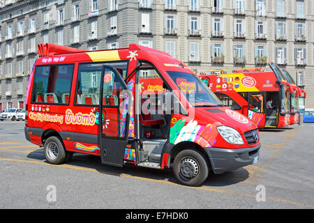 Visite guidée de Naples matin bus attendre aux touristes d'arriver pour tours de ville à l'aide de petits et grands bus véhicules open top Banque D'Images