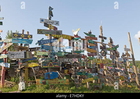 Totems, parc aux ours à Kuterovo, montagnes Velebit, Croatie Banque D'Images