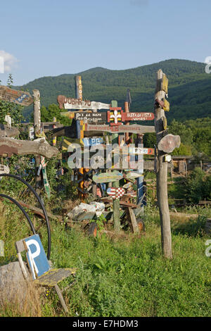 Totems, parc aux ours à Kuterovo, montagnes Velebit, Croatie Banque D'Images