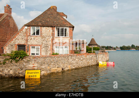 Inondée de la route dans le village de Bosham dans le West Sussex, Angleterre à cause de la marée haute Banque D'Images