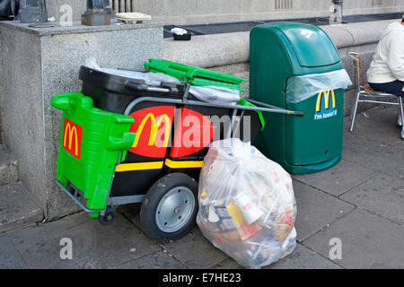 Un restaurant Mcdonald's, et de l'équipement pour essayer de garder le contrôle des déchets et détritus de la rue Banque D'Images