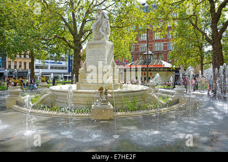 Leicester Square Fountains et William Shakespeare statue dans les jardins rénovés West End Londres Angleterre Royaume-Uni Banque D'Images