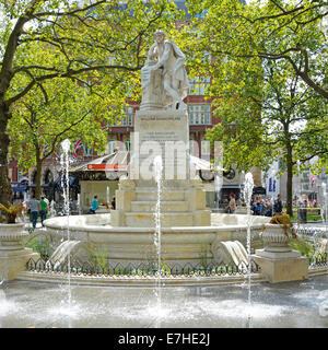 Fontaines à Leicester Square Gardens avec William Shakespeare statue Banque D'Images