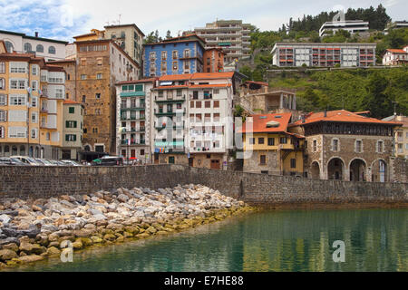 Village de pêcheurs de Mutriku sur la côte de Biscaye, Pays Basque. Banque D'Images