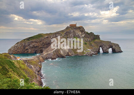 Île de San Juan de Gaztelugatxe sur la côte de Biscaye, Pays Basque. Banque D'Images