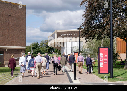 Les personnes qui arrivent pour une représentation en matinée à Chichester Festival Theatre dans le Centre Oaklands Park. Chichester West Sussex England UK Banque D'Images