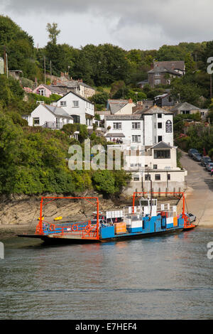 Cornish Bodinnick Ferry entre véhicule et Fowey Bodinnick à Cornwall. UK. Ce ferry est à Bodinnick côté. Banque D'Images