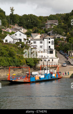 Cornish Bodinnick Ferry entre véhicule et Fowey Bodinnick à Cornwall. UK. Ce ferry est à Bodinnick côté. Banque D'Images