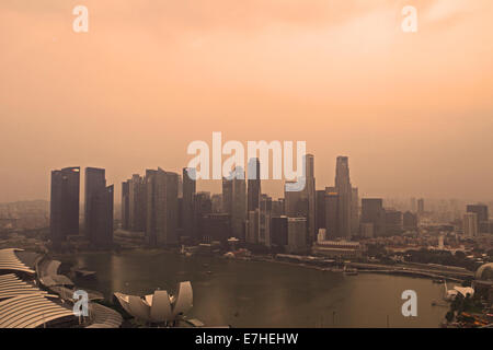 Marina Bay, Singapour. 18 Septembre, 2014. Grand Prix de Formule 1 de Singapour. Jour d'arrivée et conférence de presse. Vue sur le circuit F1 de Singapour et de la ville de Singapore Flyer : Action Crédit Plus Sport/Alamy Live News Banque D'Images