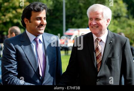 Munich, Allemagne. 18 Sep, 2014. Le premier ministre de la Bavière, Horst Seehofer (R) reçoit l'Émir du Qatar, Cheikh Tamim Bin Hamad al-Thani à Munich, Allemagne, 18 septembre 2014. L'Émir continue son voyage en Allemagne. Poto : SVEN HOPPE/dpa/Alamy Live News Banque D'Images