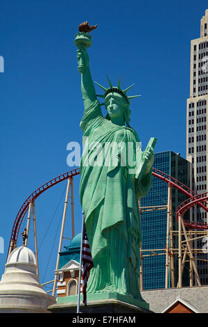 Réplique de la Statue de la liberté et de roller coaster sur l'extérieur de New York-New York Hotel & Casino, Las Vegas, Nevada, USA Banque D'Images