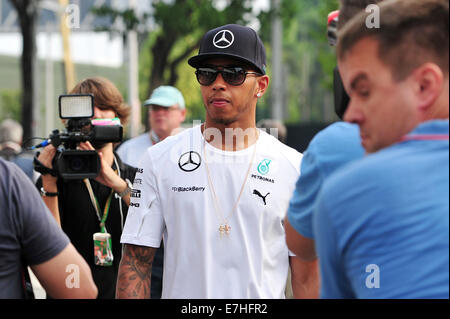 Singapour. 18 Sep, 2014. Le pilote britannique Lewis Hamilton Mercedes arrive à la F1 Pit Building à Singapour le 18 septembre 2014. Singapour F1 Course de nuit se tiendra du 19 au 21 septembre à la Marina Bay street circuit. Credit : Puis Chih Wey/Xinhua/Alamy Live News Banque D'Images