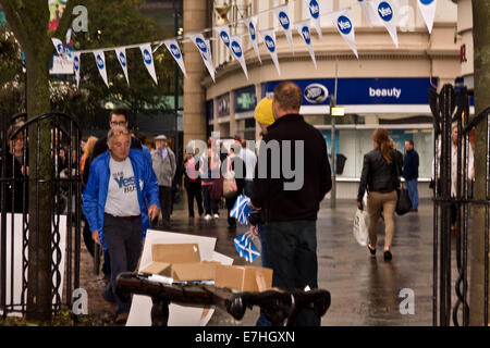 Dundee, Écosse, Royaume-Uni. 18 Septembre 2014 : Référendum écossais Vote 'Oui' Campagne. Parti national écossais des militants politiques et des électeurs dans le centre-ville de Dundee écossais encourageant les gens à voter oui pour l'indépendance le 18 septembre 2014 Aujourd'hui. Credit : Dundee Photographics / Alamy Live News Banque D'Images