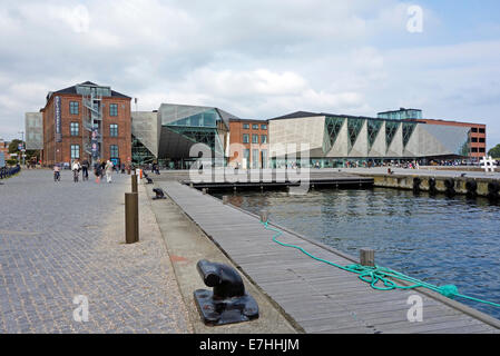 Kulturvaerftet Bibliotek og (la Cour de la Culture et de la bibliothèque) au bord de l'eau à Elseneur, Danemark Banque D'Images