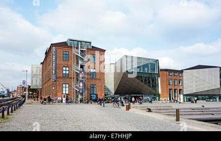 Kulturvaerftet Bibliotek og (la Cour de la Culture et de la bibliothèque) au bord de l'eau à Elseneur, Danemark Banque D'Images