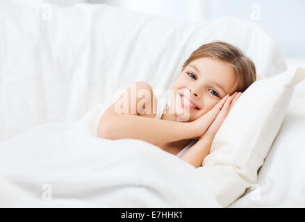 Petite fille dormir à la maison Banque D'Images