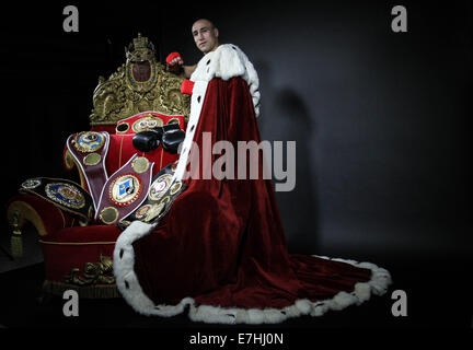 Boxer Arthur Abraham Super poids moyens pose lors d'un photocall le 11 janvier 2014. Banque D'Images