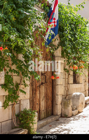 La porte de bois à Stari Grad, île de Hvar, Croatie Banque D'Images