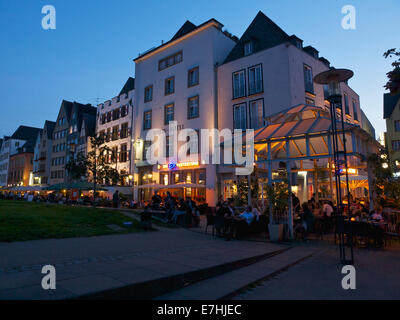 Dans le centre-ville de Cologne, le long de la rive du Rhin, il y a une ligne d'hôtels, restaurants et cafés. Cologne, NRW, Allemagne Banque D'Images