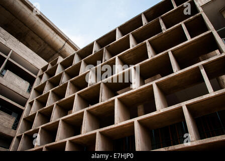 La Haute Cour, conçu par l'architecte suisse Le Corbusier, dans la région de Chandigarh, Inde Banque D'Images