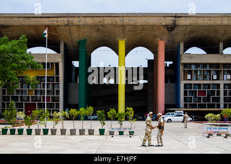 La Haute Cour, conçu par l'architecte suisse Le Corbusier, dans la région de Chandigarh, Inde Banque D'Images