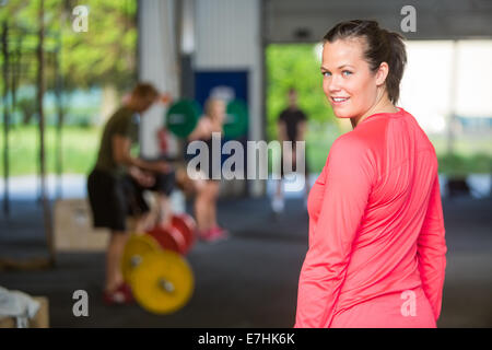 Fit woman smiling at fort Banque D'Images