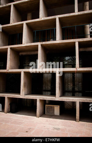 La Haute Cour, conçu par l'architecte suisse Le Corbusier, dans la région de Chandigarh, Inde Banque D'Images