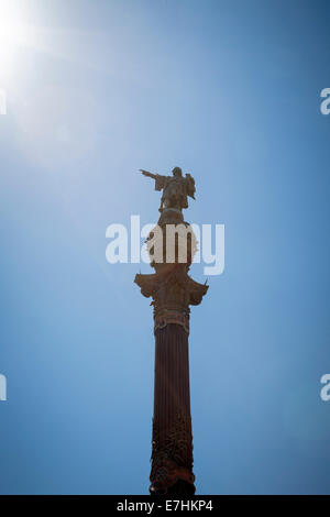 Columbus sculpture sur un énorme pilier dans le port de Barcelone, Espagne. Banque D'Images