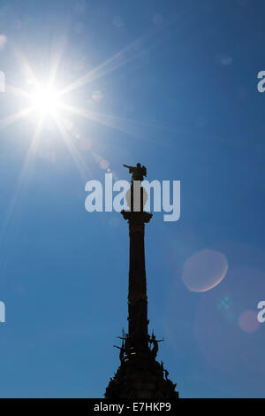 Columbus sculpture sur un énorme pilier dans le port de Barcelone, Espagne. Banque D'Images