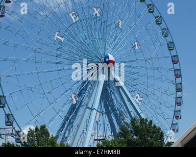 Le Texas Star à Fair Park à Dallas, Texas, États-Unis. La roue comme Big Tex Texas sont des points de repère. Banque D'Images