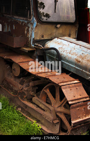 Véhicule à chenilles Caterpillar rouille / véhicules tous terrains abandonnés Banque D'Images