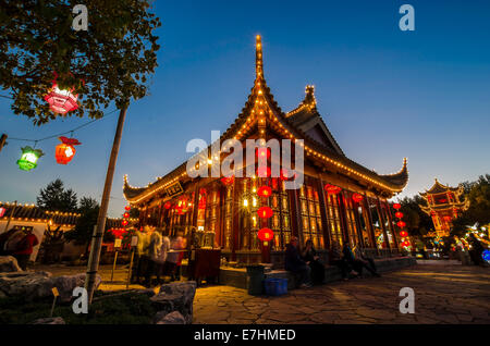 'Amitié chinoise Hall' dans jardin botanique de Montréal au cours de "magie des lanternes' en 2012 Banque D'Images