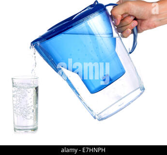 Verser un verre d'eau purifiée isolé sur fond blanc Banque D'Images
