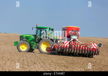 Tracteur John Deere semis de semences sur un champ, blé, travail saisonnier, machines agricoles pour la République tchèque semis de semoir Banque D'Images