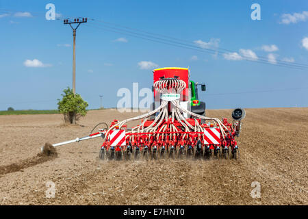 Semoir semis de blé sur un champ agriculteur de la République tchèque semoir machines agricoles, semoir Banque D'Images