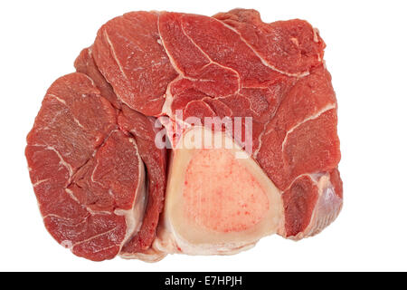 Steak de boeuf fraîche Jarret arrière avec de l'os isolé sur fond blanc avec clipping path Banque D'Images