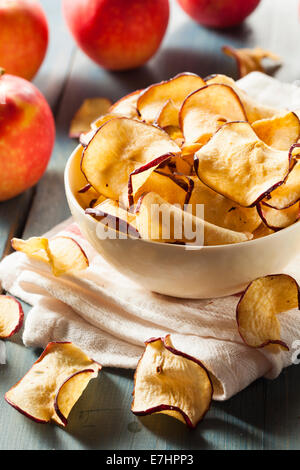 Pommes déshydratées au four frites dans un bol Banque D'Images