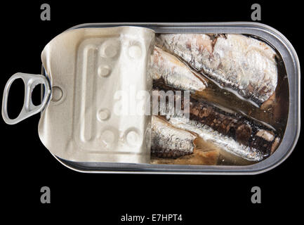 Ouvrir une boîte de sardines isolé sur fond noir avec le chemin de détourage Banque D'Images