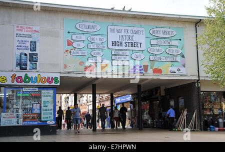 Crawley West Sussex UK - l'ancienne cité centre commercial High Street-mural Banque D'Images