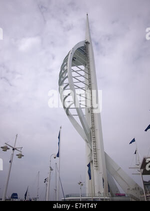 Portsmouth, Hampshire, Royaume-Uni. 18 Septembre, 2014. La pendaison par les travailleurs les faisceaux nettoyé l'extérieur de la tour Spinnaker à Portsmouth. Accroché sur les faisceaux de la tour de 170 M Banque D'Images