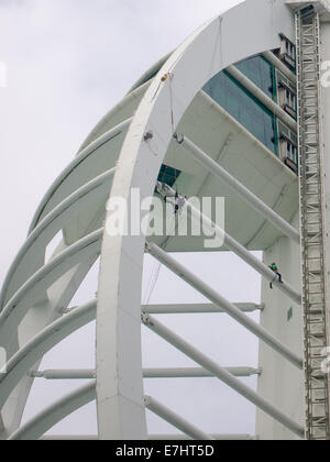 Portsmouth, Hampshire, Royaume-Uni. 18 Septembre, 2014. Un travailleur est à cheval sur un faisceau de 170m de la tour spinnaker pendant que l'autre se bloque à partir d'une poutre lors de travaux de réparation de la superstructure des bâtiments Banque D'Images