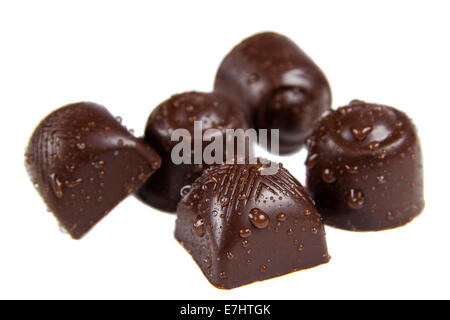 De délicieux bonbons de chocolat isolé sur fond blanc Banque D'Images