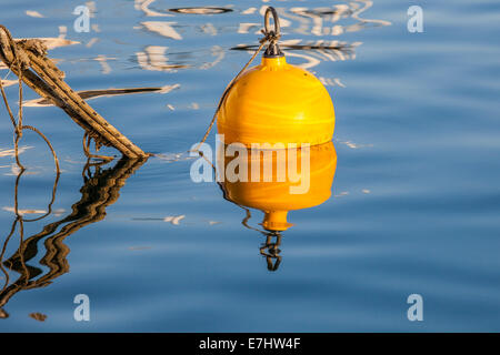 Une bouée flottante port jaune Banque D'Images