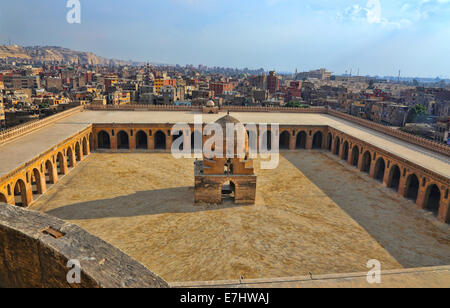 Sur le minaret de la mosquée Ibn Tulun . avec vue sur la ville du Caire- Egypte . Banque D'Images