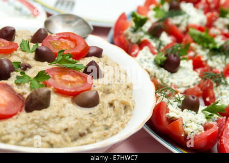 Salade d'aubergine et tomates cerises farcies au fromage Banque D'Images