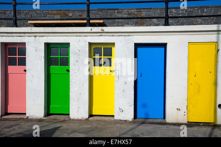 Portes colorées à l'ancienne piscine de vestiaires, près du port, à North Berwick. Banque D'Images