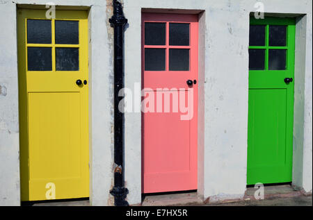 Portes colorées à l'ancienne piscine de vestiaires, près du port, à North Berwick. Banque D'Images