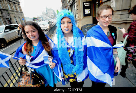 Edinburgh, Royaume-Uni. 18 Sep, 2014. Un groupe d'amis last minute ''oui'' marche de soutien autour de la place du Parlement. Le vote est en cours à travers l'Ecosse pour le référendum. Le vote est en cours à travers l'Ecosse pour le référendum. Les gens ont commencé à voter pour savoir si le pays doit rester dans l'UK ou devenir une nation indépendante. Credit : Gail Orenstein/ZUMA/Alamy Fil Live News Banque D'Images